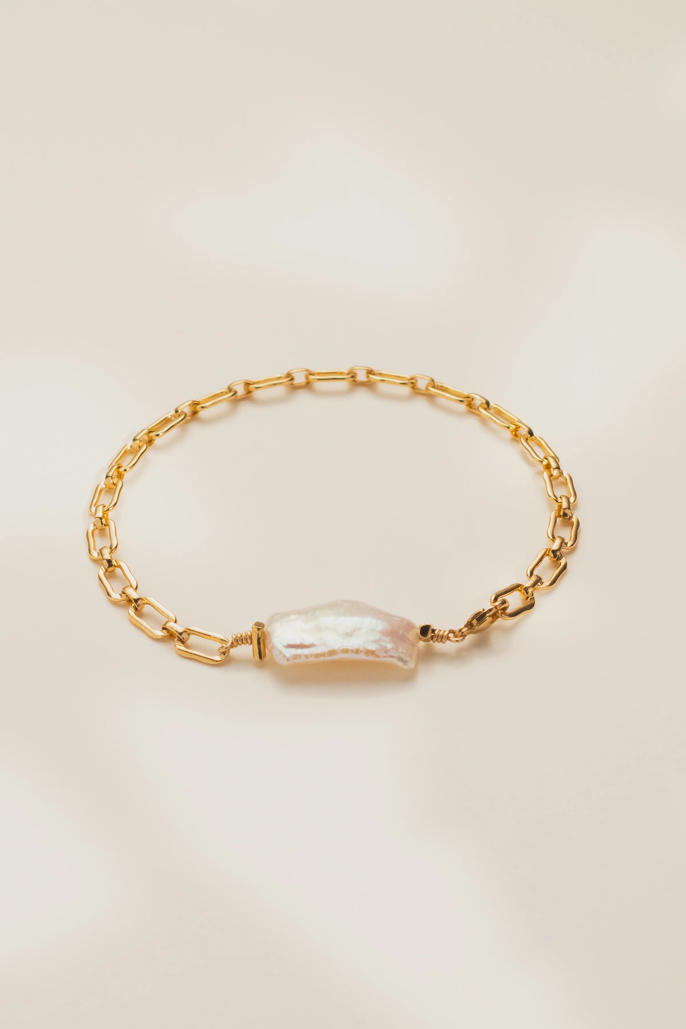 APHRODITE armband frá Du Coeur, gyllt með ferskvatnsperlu