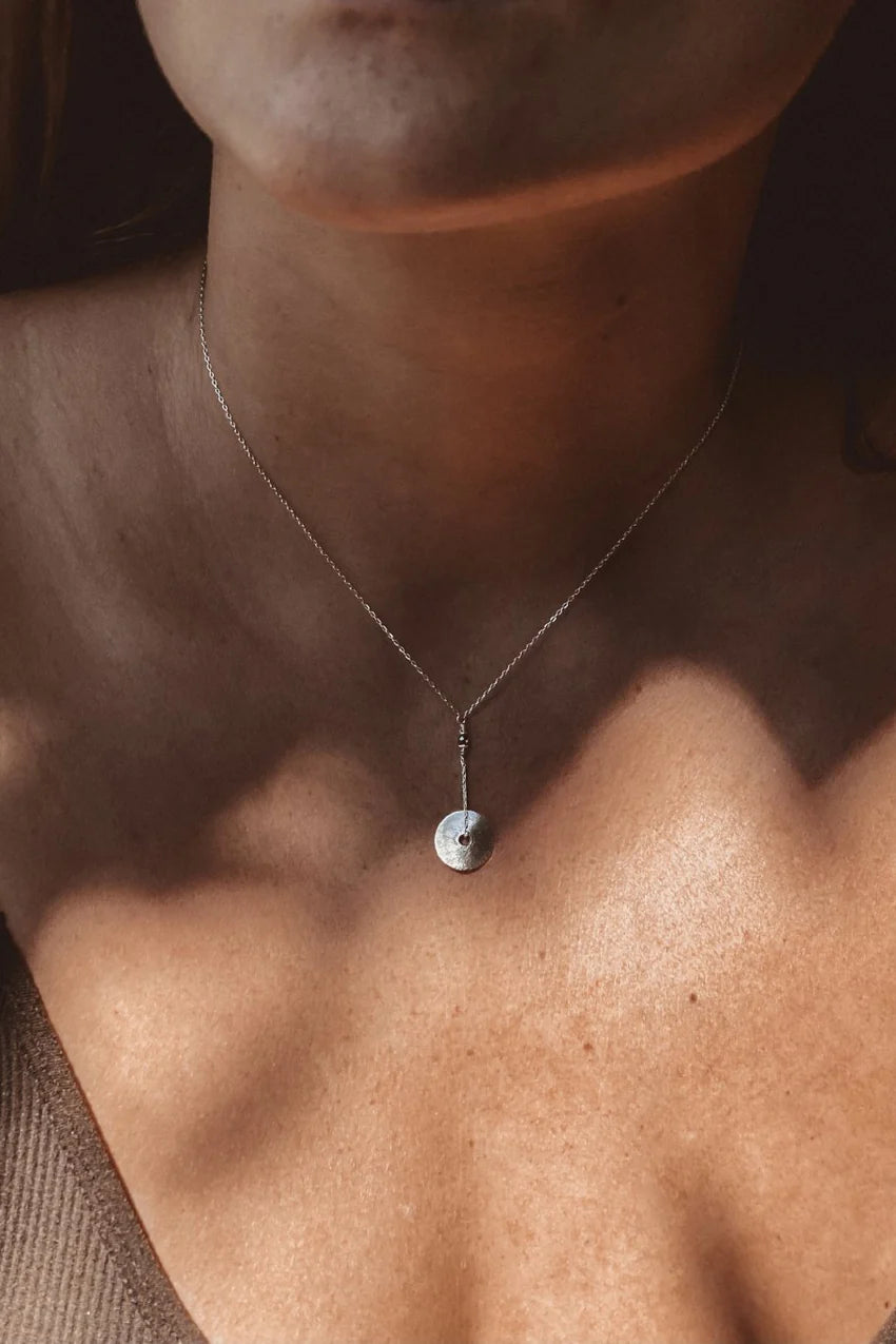 CIRCLE hálsmen frá Du Coeur úr sterling silfri með pyrite-steini