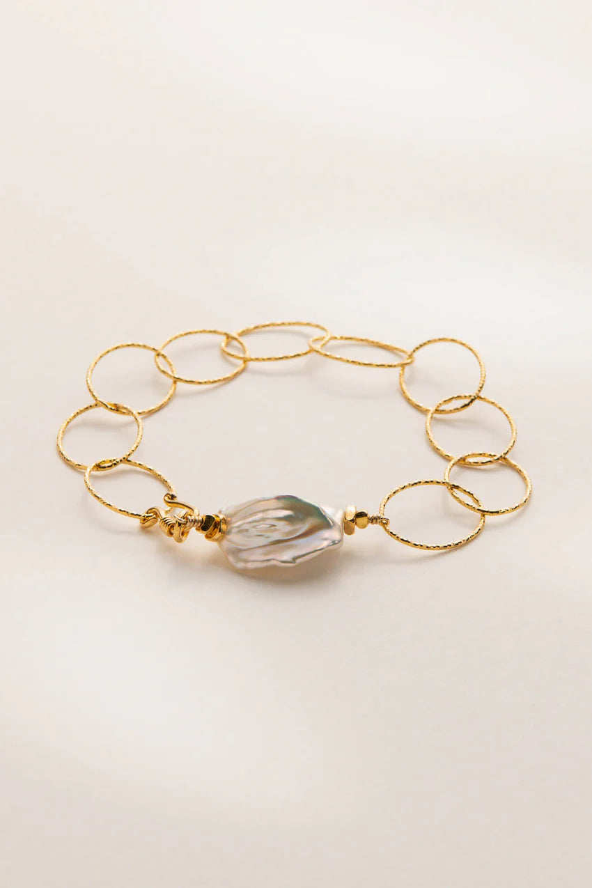 CAMILLE armband frá Du Coeur — nærmynd af gylltri keðju og perlu